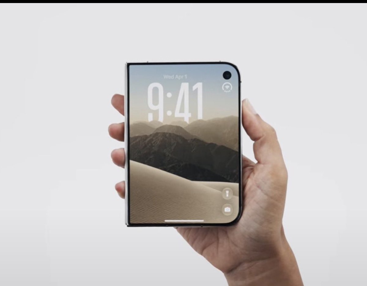 cesarferney01's tweet photo. #iPhoneDuo 🤮🤮🤢🤢 el producto menos Apple que #apple ha hecho, grande, incómodo, un celular gigante portátil. https://t.co/Rl0HNNq8Kp