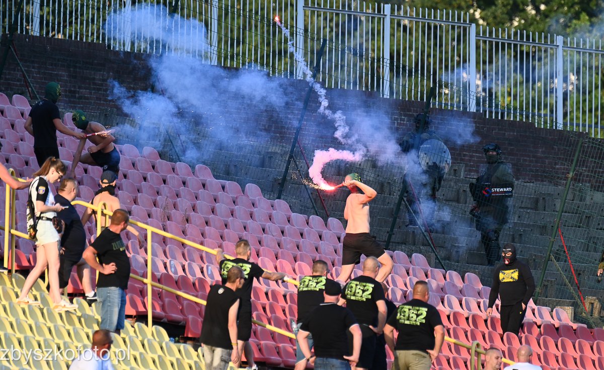 Zbyszko666's tweet photo. GKS 62 Jastrzębie vs @_ROW1964Rybnik_ - puchar polski i takie rzeczy dzisiaj na stadionie przy Harcerskiej. #zadyma #kibice #PucharPolski #mecz #piłkanożna #ultras #race #policja https://t.co/IgSVg4Dbcn