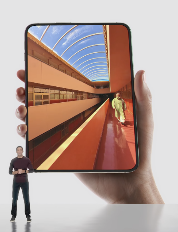 AutismCapital's tweet photo. Did they photoshop this person's hands to be extra long alien hands in order to hold this phone one handed? https://t.co/p1RCWDSLoG