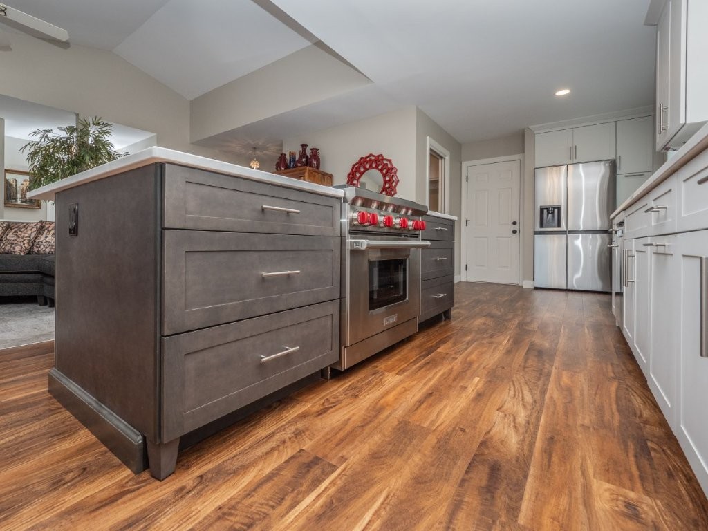 BrightonCabinet's tweet photo. 𝐋𝐢𝐠𝐡𝐭 𝐦𝐞𝐞𝐭𝐬 𝐰𝐚𝐫𝐦𝐭𝐡! ☀️Our Cool finish on the outer perimeter wall cabinets keeps the space bright and airy, while the Truffle finish on the island adds depth, texture, and a touch of organic elegance. Images courtesey of Fresh Start Cabinetry. #brightoncabinetry https://t.co/iNYwnBy6Ti
