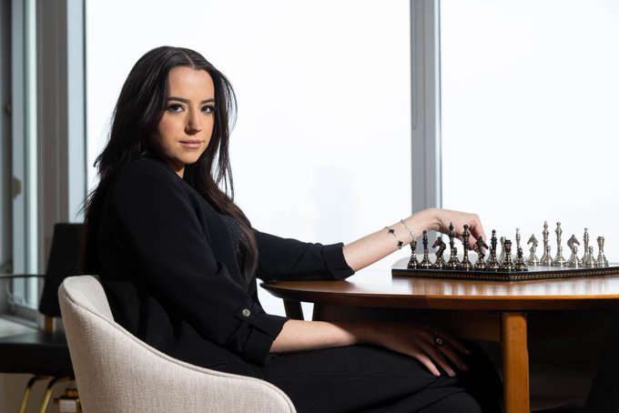 ThePoliticalPom's tweet photo. Here is Ashley posing for pictures for an article to sh-t on Elon last year.....
....with the chess board set up incorrectly. https://t.co/kVV44Uo4CQ