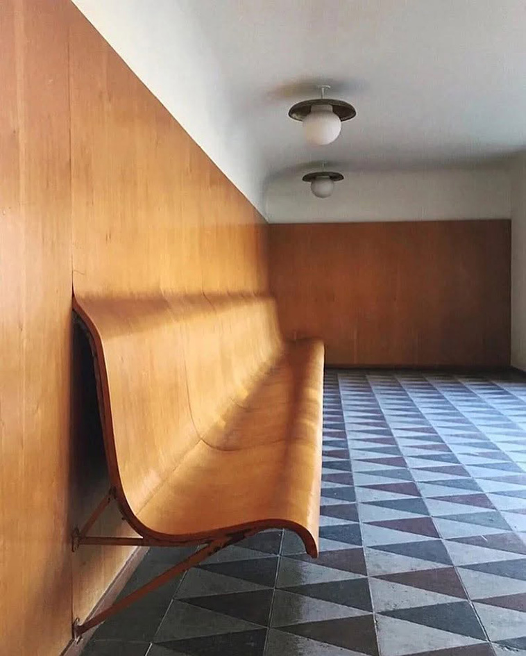 archpng's tweet photo. This waiting room was designed in 1940 — and the bench literally grows out of the wall.

Located at Trons Kapell in Stockholm’s Skogskyrkogården, the space was designed by Swedish architect Gunnar Asplund as part of his final major work.

The curved wooden seating flows directly from the wall paneling, creating an unusually soft and intimate waiting space within the otherwise restrained modernist interior.

Trons Kapell, Stockholm, Sweden — Gunnar Asplund, 1940.