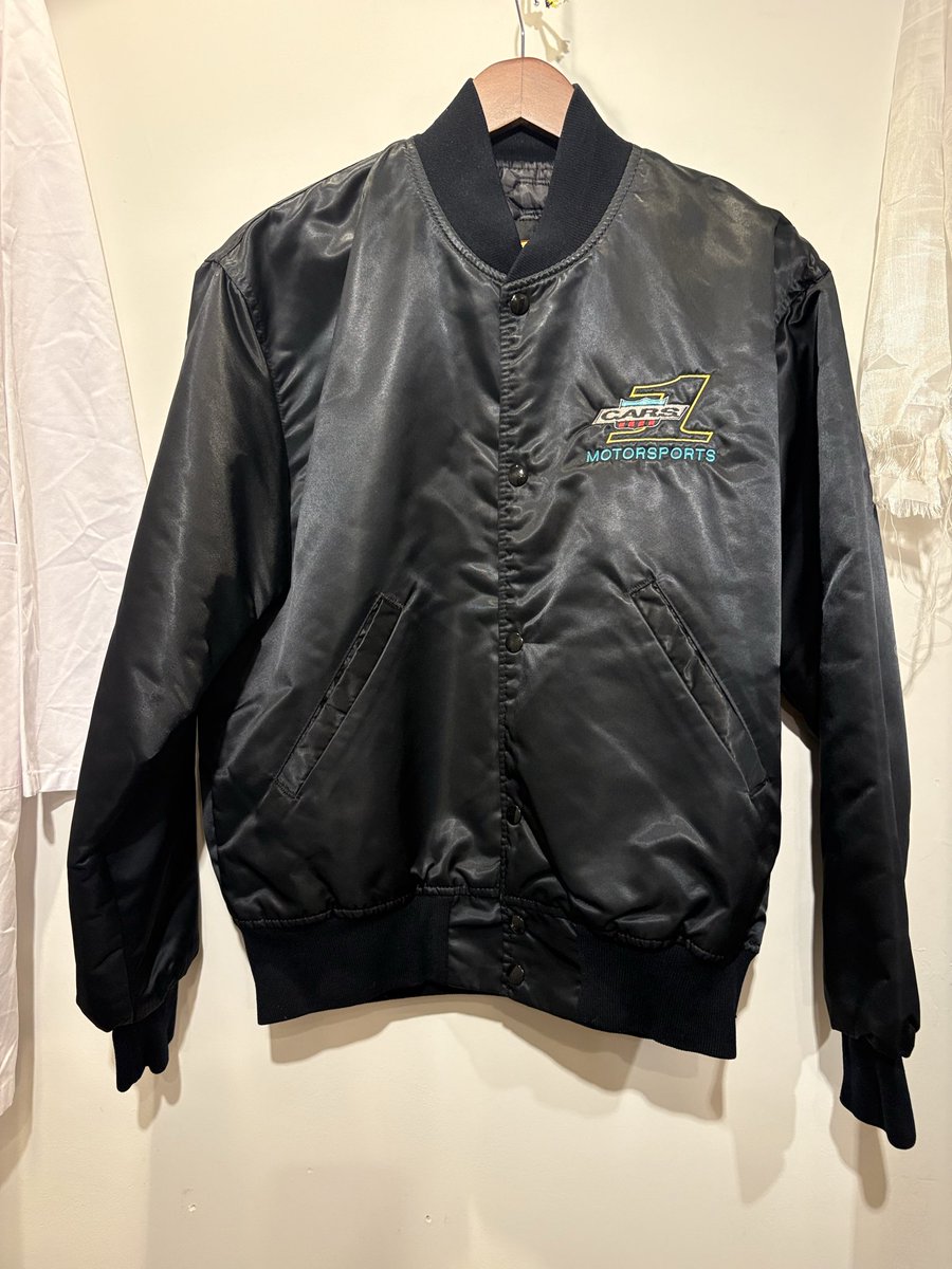 KFNRHS's tweet photo. Game Sportswear Ltd.
Made in USA
 Size: M

「Game Sportswear（ゲーム・スポーツウェア）」のヴィンテージサテンジャケットです。
胸元と背中にはアメリカなんで銃痕ですが、ケンシロウみたいになってます。
ナイスデザイン。
アメリカ製。
 サイズ: M
https://t.co/2i5lDPqZMS https://t.co/wClfE0z9I5