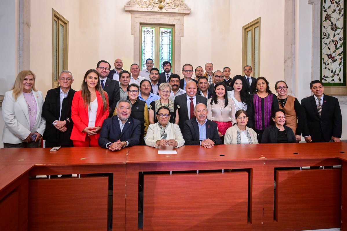 horacioduarteo's tweet photo. Para revisar los avances del Plan Integral para la Zona Oriente, acudí en representación de nuestra Gobernadora @delfinagomeza a una reunión de trabajo con @rosaicela_, Secretaria de Gobernación; @mario_delgado, Secretario de Educación Pública; @A_QuinteroMX, Coordinador General del @INAFEDmx; integrantes del gabinete estatal y presidentas y presidentes municipales que participan en esta gran estrategia.

Analizamos el progreso de los trabajos para construir y mejorar escuelas, planteles de educación media superior e instalaciones de la Universidad Nacional Rosario Castellanos.

Con la estrategia que impulsa la Presidenta @Claudiashein, avanzamos en unidad.