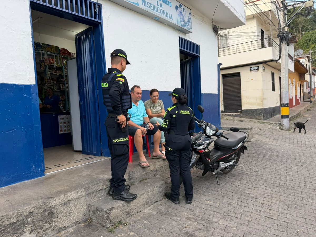 Policiantioquia's tweet photo. En #Liborina se desarrolló campaña preventiva contra las lesiones personales y el homicidio, dirigida a comerciantes y establecimientos abiertos al público, con recomendaciones para prevenir riñas, actos de intolerancia y situaciones que afecten la convivencia. #JuntosPorAntioquia