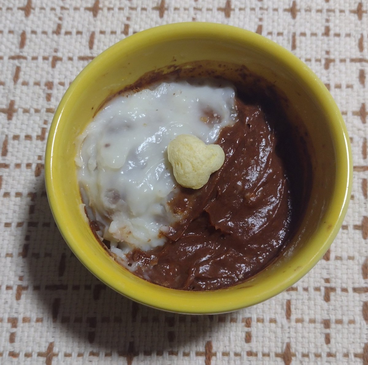 luxyzi456's tweet photo. bolinho de aveia pra janta + mamão (q n tirei foto)
o bolinho todo junto com essa "caldinha" é 128kcal, mas ele n é tão grande assim https://t.co/9SYOO62hbN