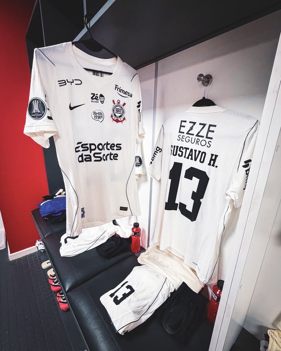 Corinthians's tweet photo. O #VestiárioDoTimão está pronto para o confronto desta noite de CONMEBOL Libertadores! 🏴🏳️

📸 Gustavo Vasco / Corinthians

#ESTxSCCP #VaiCorinthians https://t.co/raCqKdXeFh
