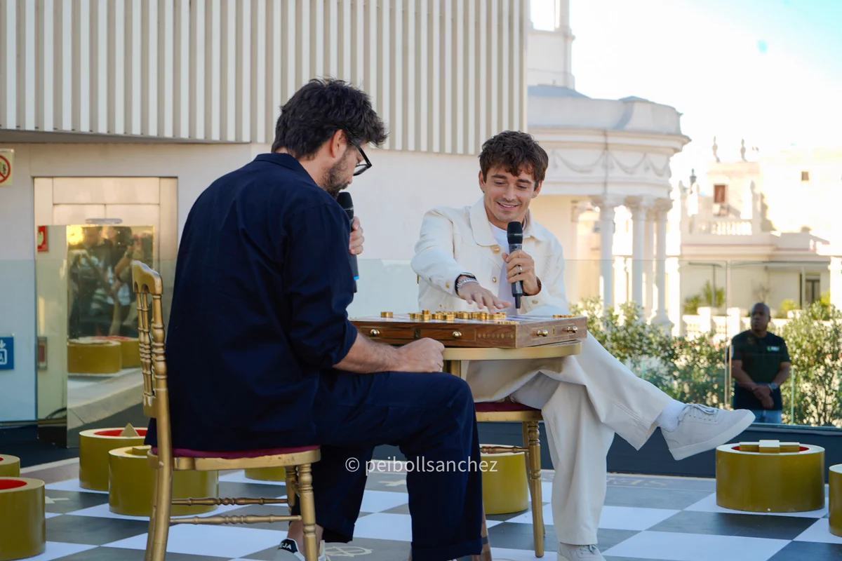 Charles Leclerc reta en Madrid a Álvaro Morte a una partida de su nuevo juego de mesa SE!ZE en la presentación oficial de Chivas Regal 16.
📸: [@peibollsanchez]