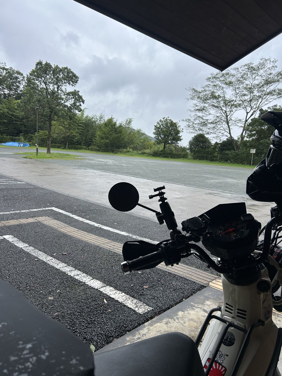 c_cub110's tweet photo. おはようございます☔️
この時期に、まさかの冷たい雨。。。
出勤時のセンターの気温は16℃⁉️
みなさん体調気をつけてくださいね〜
#SSTR #おバカ商事 #カブ #ラフロ https://t.co/URo0CfBuXD