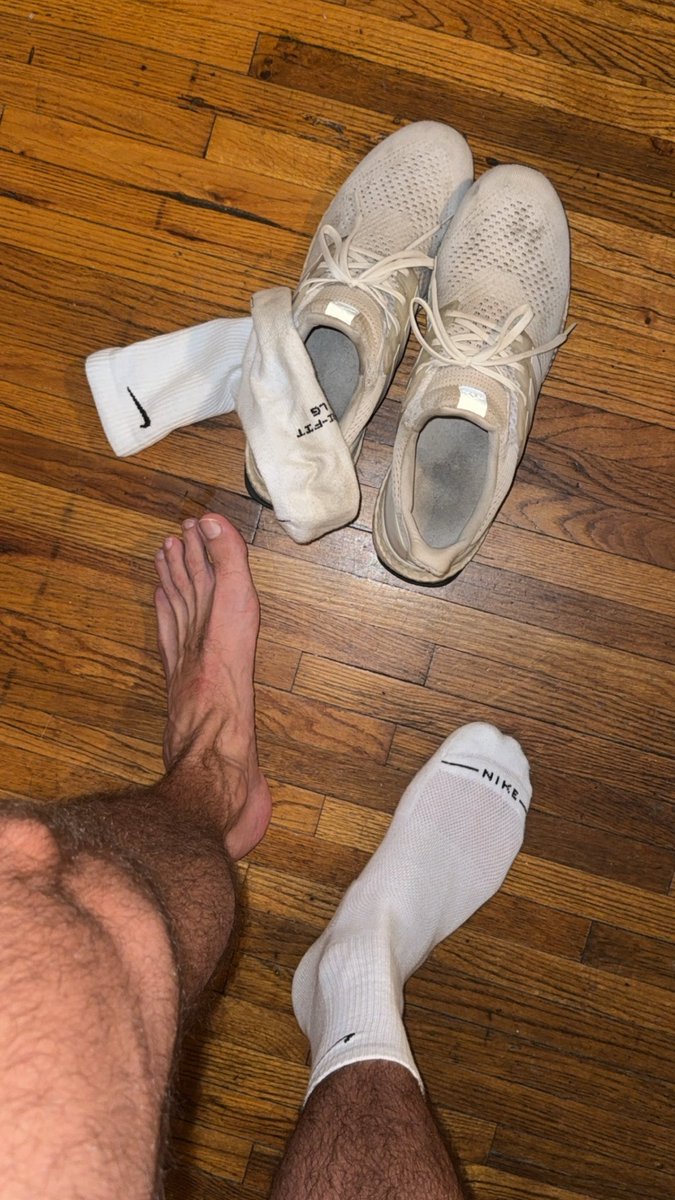 tylermarks859's tweet photo. Cum smell these pits and feet after the gym https://t.co/Kvjf9x0z4D