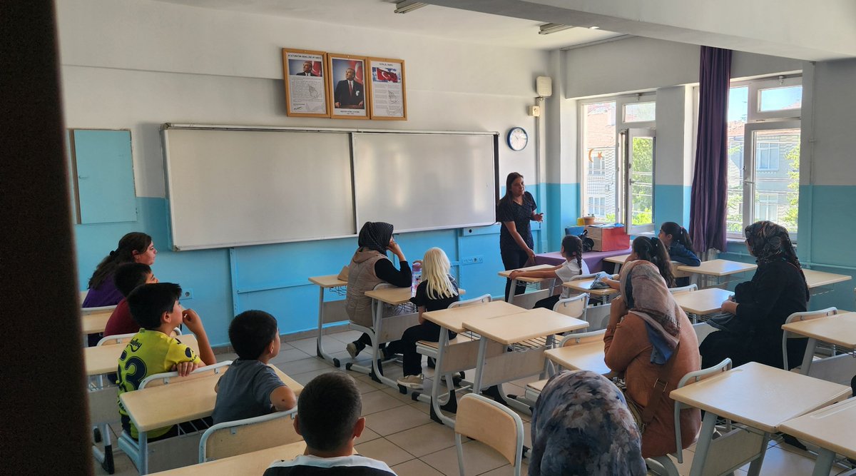 MucurSoha's tweet photo. 5.sınıfların uyum programı Millî Eğitim Bakanlığı tarafından hazırlanan "Ailemle Okul Yolu" programı çerçevesinde rehberlik etkinlikleri uygulanarak tamamlandı.

"Ailemle Okul Yolu " programına katılım gösteren tüm kıymetli öğrencilerimize ve ailelerine teşekkürlerimizi sunarız. https://t.co/zuPluCZQEQ