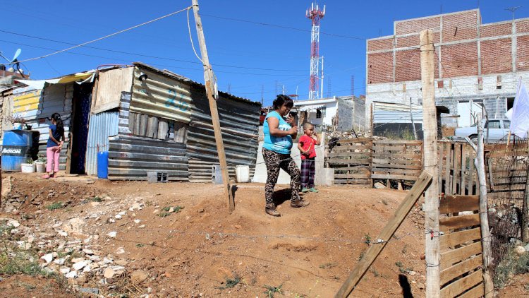 MAntorchaDgo's tweet photo. ¿De qué sirve presumir grandes inversiones si en muchas comunidades todavía faltan caminos, agua potable, drenaje, escuelas y hospitales? El desarrollo debe comenzar por atender las necesidades del pueblo. 

#MéxicoSinObras https://t.co/CbF1fYfkG1