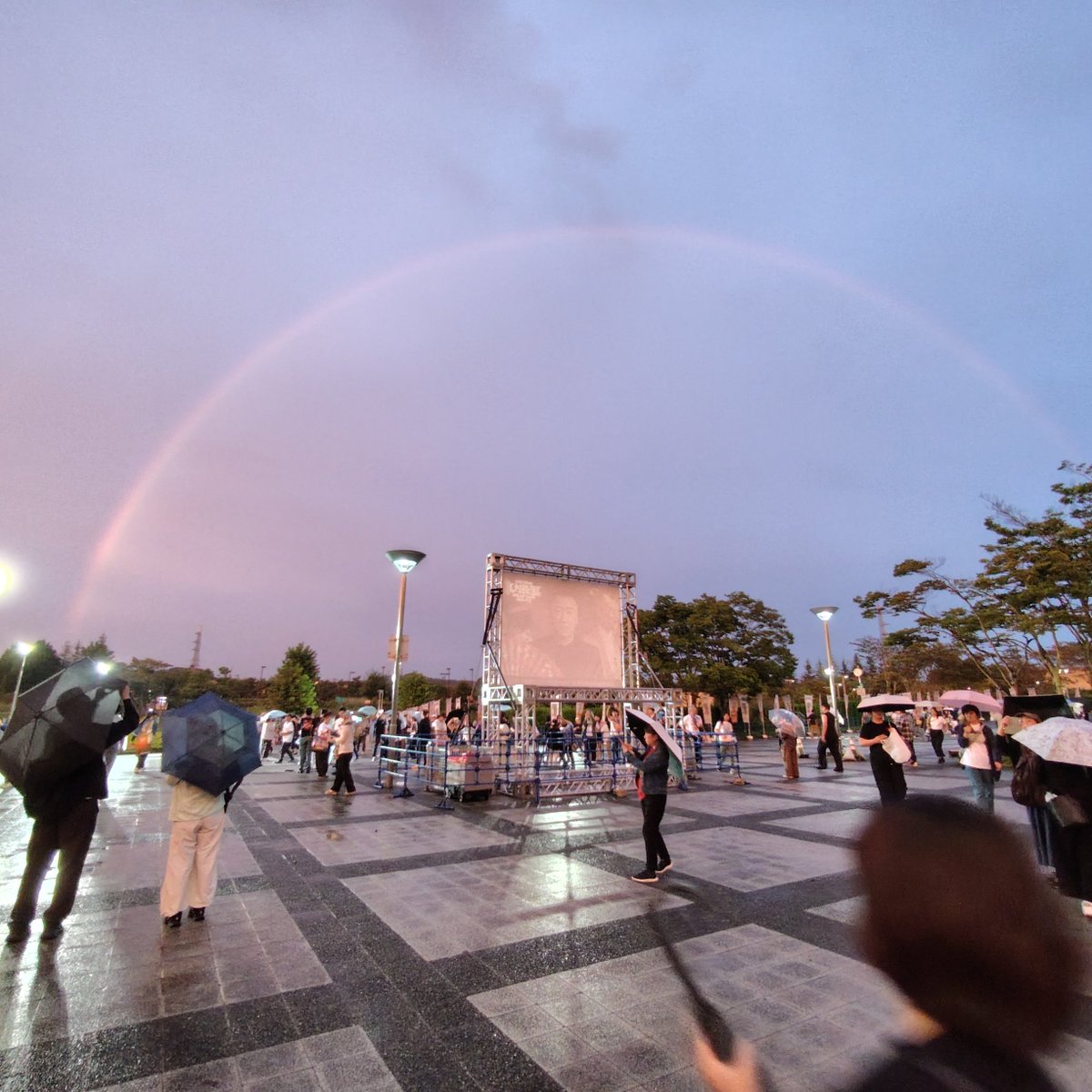 japanes998's tweet photo. 昨日の宮城公演前に出てた虹🌈
公式Xでも触れてました✨ https://t.co/k8raADrtGA