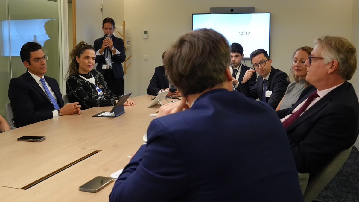 JorgeRoHe's tweet photo. México y Europa tienen mucho que construir juntos. 🇲🇽🇪🇺

Platicamos con @TonoEPP, presidente de la Delegación Mixta Unión Europea–México, sobre los retos que enfrenta nuestro país y la importancia de mantener puentes de diálogo, cooperación y democracia.

Desde @AccionNacional seguimos llevando la voz de México a todos los espacios.

#PatriaFamiliaYLibertad