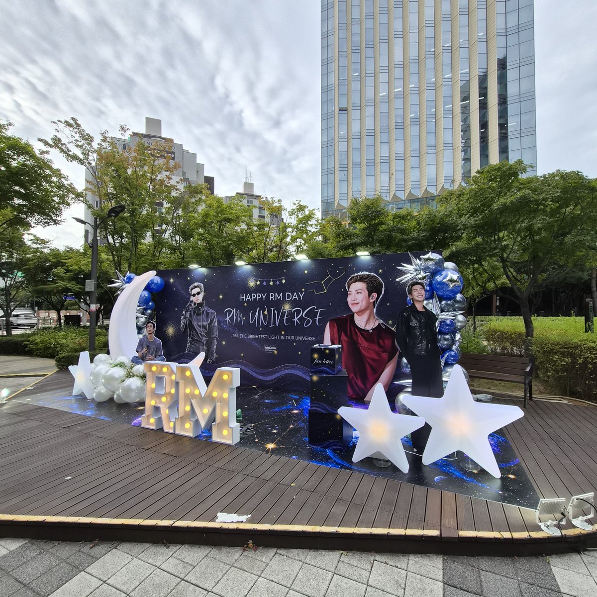RM_supporters's tweet photo. ˚₊·—̳͟͞͞♥ 𝟐𝟎𝟐𝟔 𝐇𝐀𝐏𝐏𝐘 𝐑𝐌 𝐃𝐀𝐘 𝐏𝐑𝐎𝐉𝐄𝐂𝐓 𝟐✨

𝐏𝐇𝐎𝐓𝐎 𝐙𝐎𝐍𝐄
하이브 사옥 옆 한강로 가로공원에 남준이의 생일을 축하하는 포토존이 완성되었습니다☺️

밤이 더 예쁜, 남준이의 우주로 놀러 오세요~⭐️
포토존에 숨어있는 남준이의 별자리 처녀자리도 찾아보세요 😘
많은 인증과 사랑 부탁드립니다💙

𝑹𝑴 𝑼𝒏𝒊𝒗𝒆𝒓𝒔𝒆 ⭐️🌙
🗓 26.09.10(목) - 26.09.13(일)
📍HYBE 사옥 옆 한강로 가로공원 (서울 용산구 한강대로 42)

체크 체크‼️
*모든분들이 함께 즐기실 수 있도록 등신대 등 설치물이 파손되지 않게 소중히 다뤄주세요🙏
*설치된 나눔박스는 누구나(나눔 하실 분, 나눔 받으실 분) 이용 가능합니다(나눔 받으실 때에는 다른 분들을 위해 종류당 하나씩만 수령해 주세요🙏
*레터박스에는 남준이에게 보내는 축하 메시지를 넣어주세요(필기구 비치) 남겨주신 메시지💌는 운영진이 취합, 확인 후 남준이에게 전달될 수 있도록 하겠습니다(추후 공지 예정)

Special thanks to💖💖
Photo:
@ClefsofRM
Design:
@_iam_amelie

#HappyRMDay #OurUniverseRM #RM #방탄소년단RM #BTSRM #Namjoon #김남준