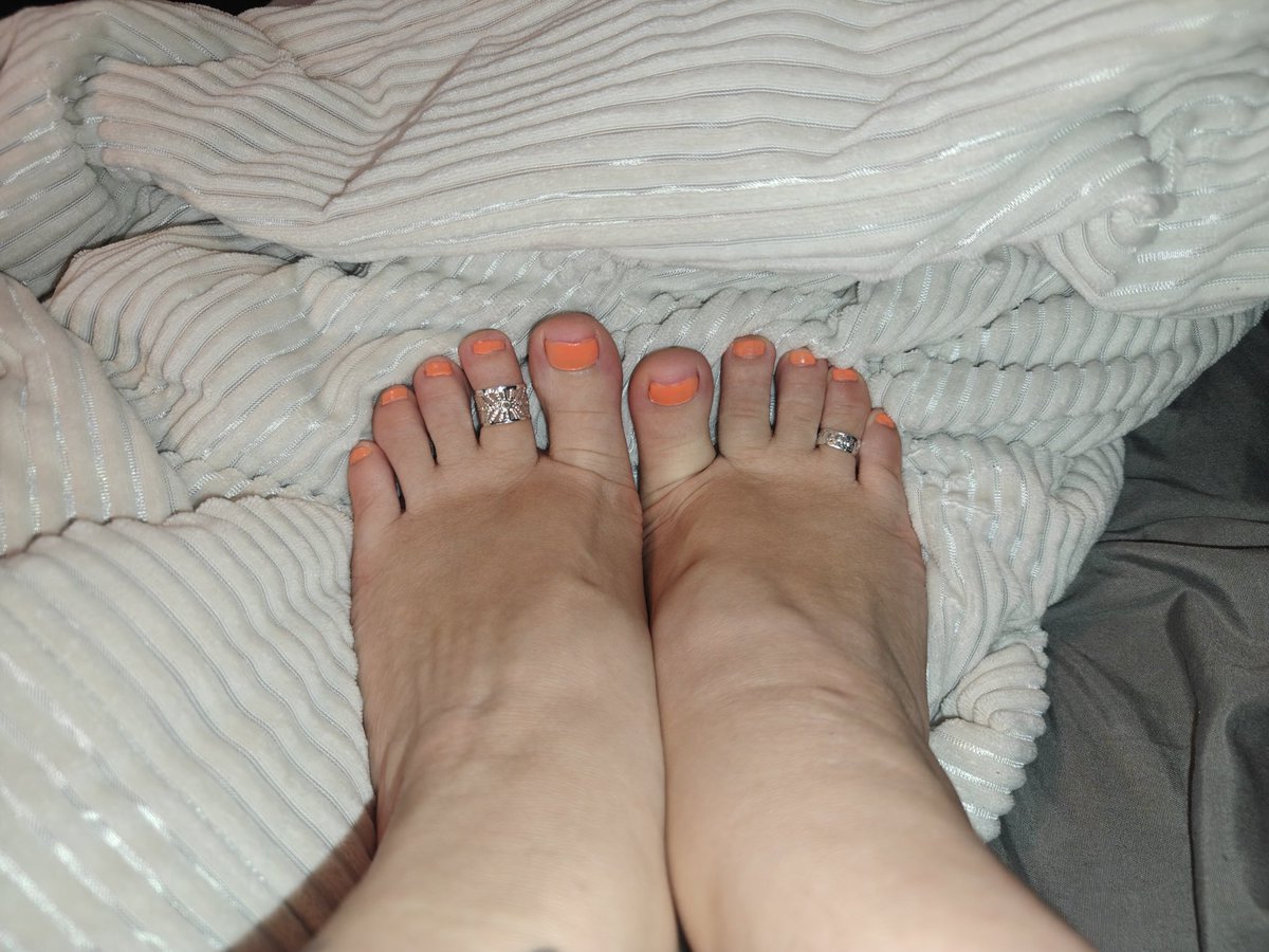 Lunalovesss's tweet photo. Hi! I’m new to this and would love to meet more people. DM me here on on OnlyFeet my user name is (lunaloves8). Don’t be shy!
#feetfetısh https://t.co/JvVifuRGbo
