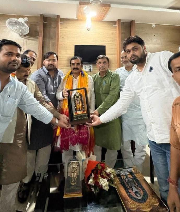 Shivendra0036_'s tweet photo. भाजपा उत्तर प्रदेश के महामंत्री एवं अवध क्षेत्र के क्षेत्रीय प्रभारी आदरणीय श्री @dileeppatelbjp का श्री अयोध्या धाम में प्रथम आगमन पर हार्दिक स्वागत एवं अभिनंदन किया।

इस अवसर पर शिष्टाचार भेंट कर उनका मार्गदर्शन प्राप्त किया।
#bjp #bjpforup #ayodhya https://t.co/DhSPO3hdVe