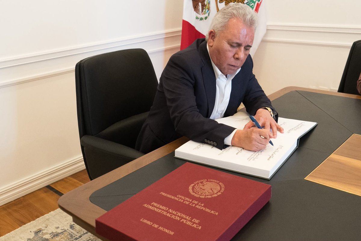 FSTSEmx's tweet photo. Hoy 09 de septiembre, en un acto protocolario llevado a cabo en la Casa de la Cultura de la Federación de Sindicatos de los Trabajadores al Servicio del Estado, el Licenciado @GarciaAyalaM; Presidente de la FSTSE y Primer Vocal del Jurado del Premio de Administración Pública, plasmó su firma del “Libro de Honor a los Premios Nacionales de Administración Pública”, en el que se reconoce y toma registro de aquellos servidores públicos que por políticas públicas, innovación y desempeño, han sido acreedores al “Premio Nacional de Administración Pública”, cuya celebración data desde 1980.

Dicho evento contó con la distinguida presencia de los representantes de la Secretaría de Anticorrupción y Buen Gobierno; licenciados Alondra Alejandra Ambriz Nava, Directora de Evaluación del Desempeño y Desarrollo Organizacional  y José Iván Jiménez Vázquez, Director de Gestión del Servicio Público.

Con este acto, se reafirman los lazos institucionales y se reitera el apoyo y compromiso fraterno de la dirigencia nacional de nuestra central sindical, la  FSTSE, a todas y todos los Trabajadores al Servicio del Estado.

#CasadelaCulturaFSTSE
#SindicatosUnidosFSTSE
#PremioNacionaldeAdministraciónPública
#LibroDeHonor
#ServidoresPúblicos
#TrabajadoresAlServicioDelEstado