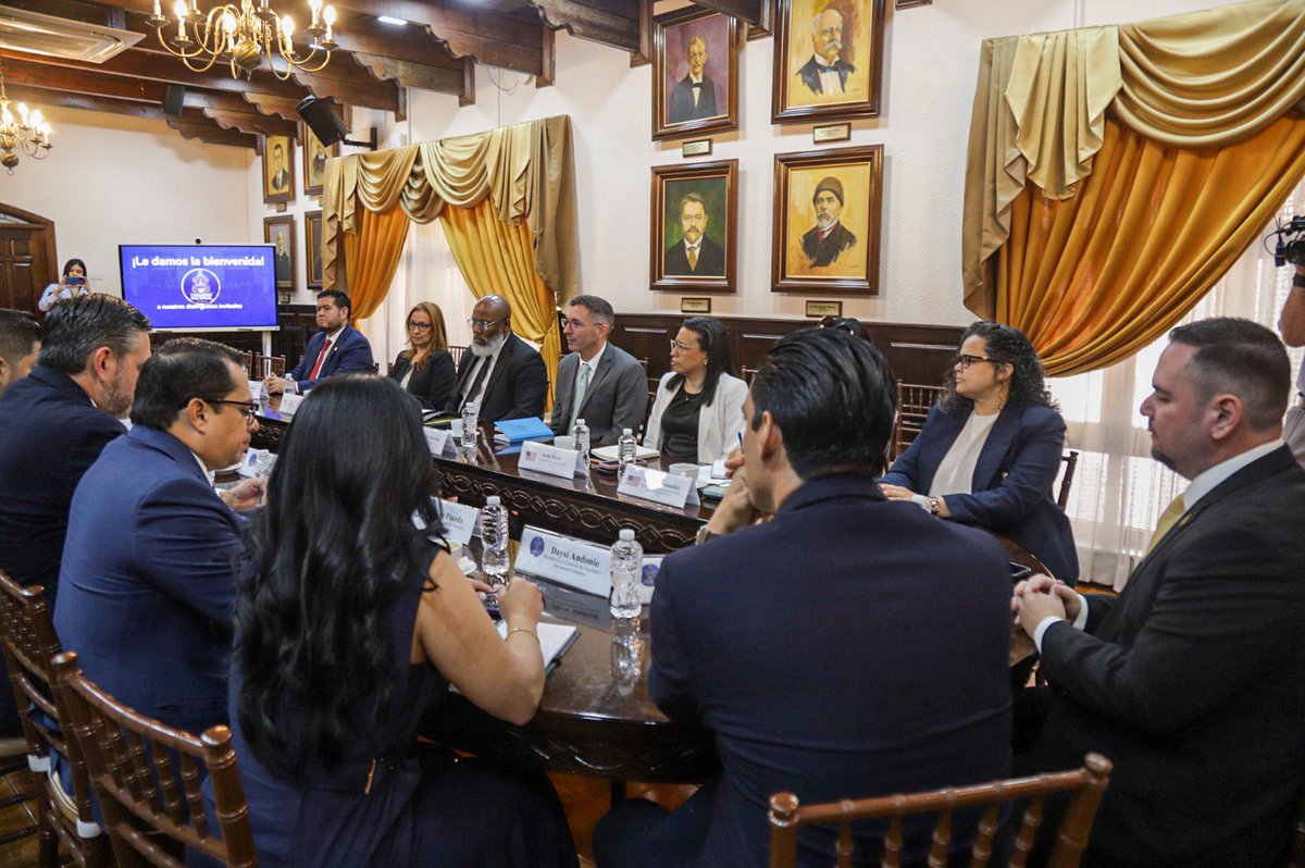 hn_congreso's tweet photo. 🇭🇳🤝🇺🇸 Honduras fortalece la cooperación en seguridad

Los presidentes de las comisiones de Defensa y Soberanía y Seguridad del Congreso Nacional, Kilvet Bertrand y Marcos Paz, sostuvieron una reunión de trabajo con representantes de la Embajada de Estados Unidos para abordar reformas y nuevas legislaciones contra el narcotráfico, el crimen organizado transnacional, el lavado de activos y las drogas sintéticas.