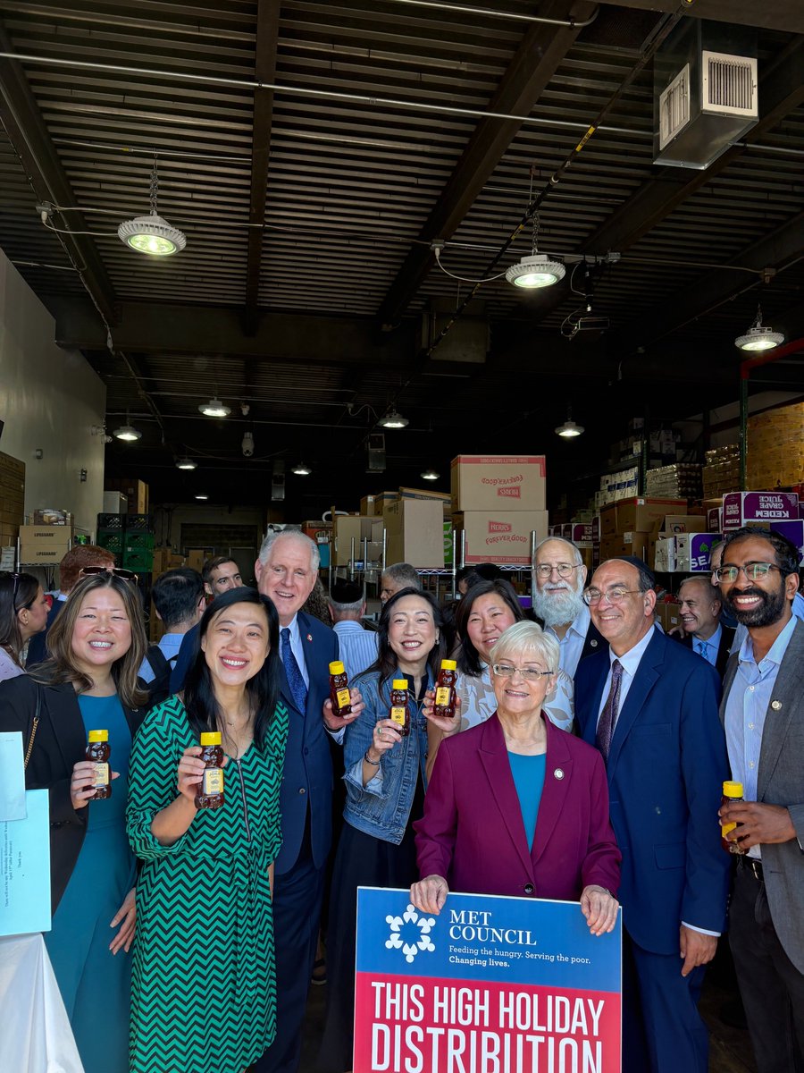 CMLindaLee's tweet photo. With the holidays quickly approaching, it was a pleasure to attend @MetCouncil's High Holiday Food Distribution at Tomchei Shabbos of Queens. I am grateful for the work of these organizations that continue to combat food insecurity across our communities! https://t.co/DvfUQjdK3v