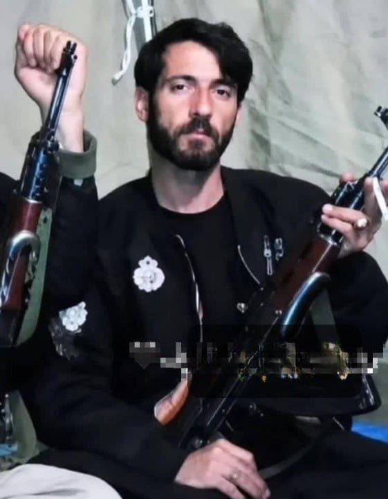 IranNewsAgency0's tweet photo. 🚨🦀 
یک اسطوره و قهرمان پادشاهی‌خواه خود را فدای آزادی ایران کرد.

مبارز قهرمان پادشاهی‌خواه مجتبی باباخانی، از قهرمانان انقلاب شیروخورشید در جریان درگیری با نیروهای انتظامی به زندگی خود پایان داد
    
صبح ۴شنبه ۱۸ شهریور ۱۴۰۵ ، مجتبی باباخانی از معترضان دی‌ماه ۴۰۴ که ماه‌هاست مخفیانه زندگی می کرد پس از محاصره توسط ماموران نیروی انتظامی با آنها درگیر و با منفجر کردن یک نارنجک به زندگی خود و چند مامور پایان داد و تعدادی هم زخمی شدند

در پیج شخصی او نوشته شده بود:
«بمیری به نام، نمانی به ننگ»
 
قهرمانان هرگز نمی‌میرند؛ بلکه در اراده و عزم یک ملت تکثیر می‌شوند.

🕊 مجتبی باباخانی، نامت ماندگار است.