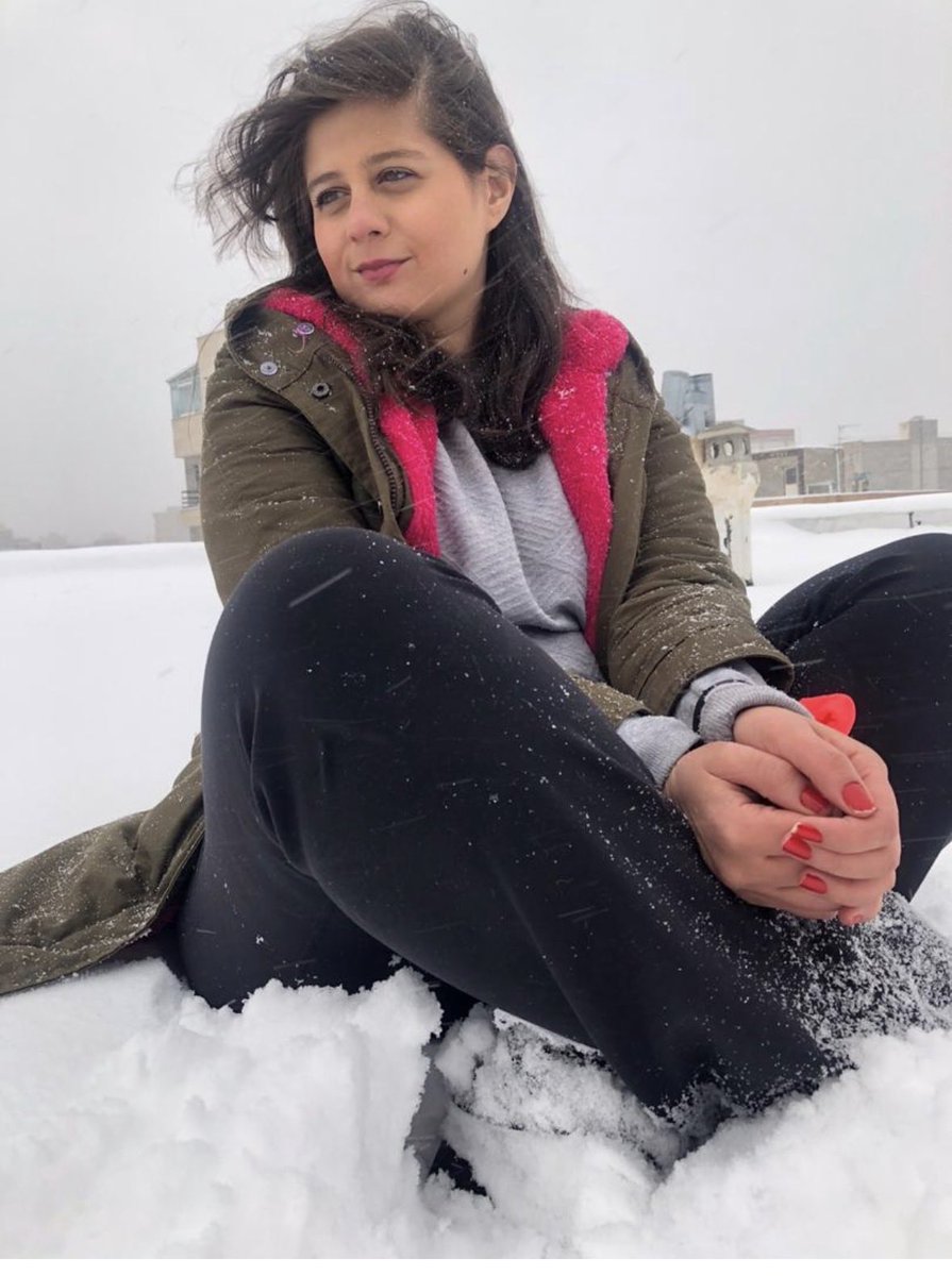 Mona74923418585's tweet photo. من و عسل باید برای اولین بار خودمون تنهایی می‌رفتیم فرودگاه تا یکی رو پیک آپ کنیم.
صبح خیلی زود، پریدیم تو ماشین. من رانندگی می‌کردم و عسل کنارم نشسته بود.
از همون اول هول کردم و تقریباً به محض اینکه وارد اتوبان همت شدیم، چند تا خروجی و اشتباه رفتم و گم شدیم.
عسل هی می‌گفت:
« استرس نگیر خواهر. چی می‌خواد بشه؟ یه کم گم می‌شیم دیگه. فقط صاف برو»
منم هی صاف رفتم تا بالاخره به خودم اومدم و دیدم تابلوی «به سمت کرج» جلو رومه!
یک لحظه بعد، چشم عسل افتاد به چند تا کارگر که کنار اتوبان منتظر سرویس ایستاده بودن.
گفت: «اینجوری نمیشه، بزن کنار.»
تصور کنید قیافه‌ی اون کارگرها رو وقتی اول صبح، دو تا دختر جوون جلوشون ترمز می‌زنن و می‌پرسن:
«ببخشید، فرودگاه از کدوم طرفه؟»
یکی‌شون بلند شد و با یه لهجه‌ی غلیظ شمالی، آدرس و بهمون داد. ما هم گوش کردیم، تشکر کردیم و راه افتادیم.
راه که افتادیم از عسل پرسیدم: «چی گفت؟»
گفت: «هیچ ایده‌ای ندارم چی گفت. استرس نگیر! تو فقط صاف برو...» 
و من همونطوری ادامه دادم...

اون روز کرج نرفتیم و، به طرز معجزه‌آسایی، موفق شدیم به فرودگاه برسیم.

اما عجیب اینه که بعد از این همه سال، جزئیات اون صبح و اضطرابی که کشیدم هنوز توی ذهنم زنده‌ست.
فرقش اینه که عسل دیگه کنارم نیست تا بگه:
«استرس نگیر خواهر، فقط صاف برو.»
#عسل_منصوری
#Asal_Mansouri
#جاویدنام