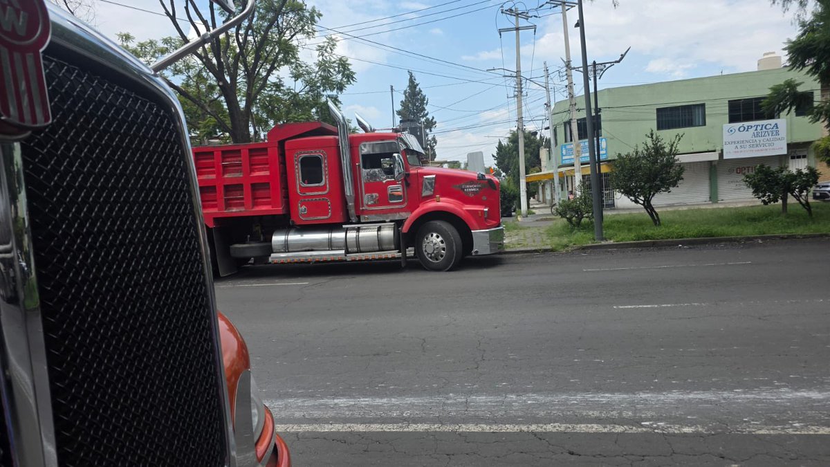 adripetitte's tweet photo. @UCS_GCDMX @SSC_CDMX Aún no llega la patrulla y no permiten cruzar la av 506 https://t.co/fbCTo7Nay4