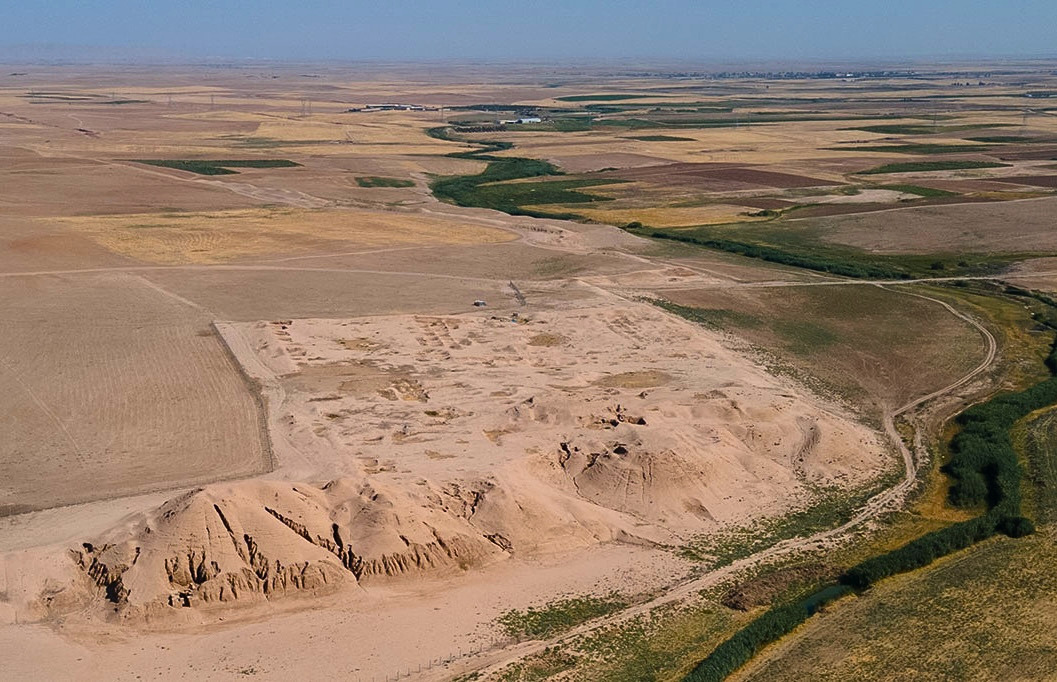 archaeologymag's tweet photo. The area surrounding the acropolis mound of Nimrud, an Assyrian capital, was home to most of the ancient city’s population. What was life like there, starting in the third millennium B.C.? Archaeologists have begun to learn more by making lots of maps …

https://t.co/BqtDc15LGT https://t.co/D8RPfOojD1