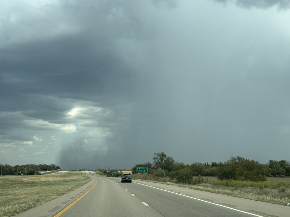 kswxwatcher's tweet photo. 2:20pm looking east on HWY 254. Rain south of 254 between Benton &amp; Towanda Heavy rain and lighting strikes #kswx @NWSWichita https://t.co/TlABYkCHWM