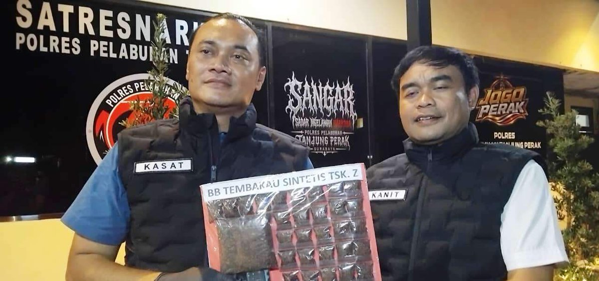 Kasat Narkoba Polres Pelabuhan Tanjung Perak, AKP Adik Agus Putrawan menunjukan BB tembakau sintetis (bro)