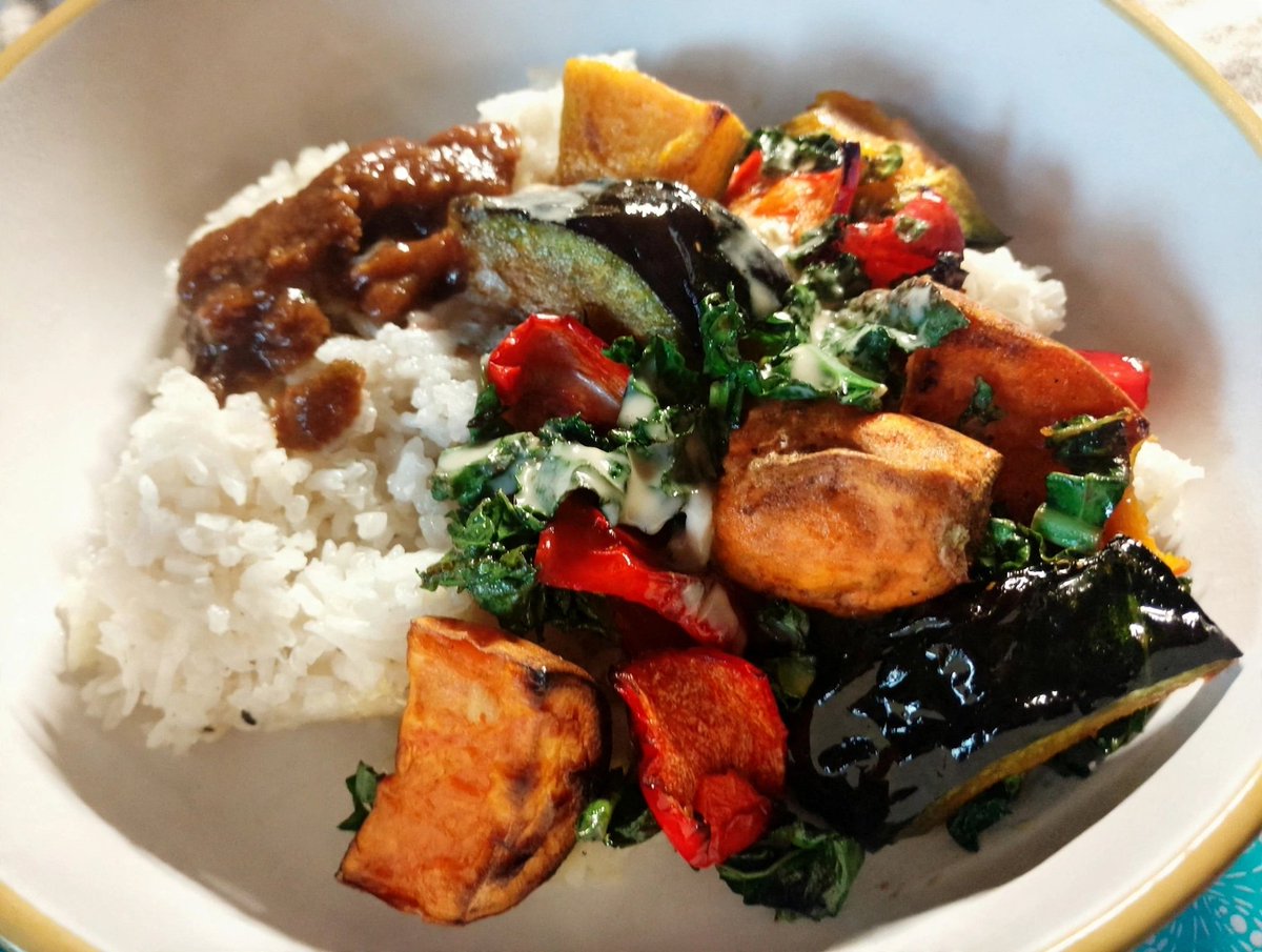 poorvegancook's tweet photo. Midweek #comfort with coconut lentil rice, roasted pumpkin,sweet potato 🍠, pepper &amp; crispy kale. Just a drizzle of tahini and a side seasoning of raw sweet tangy tamarind sauce. Red ♥️ Gold 🧡 &amp; Green 💚 in my bowl #ital is vital #vegan https://t.co/Ey2Hf0Xu0r