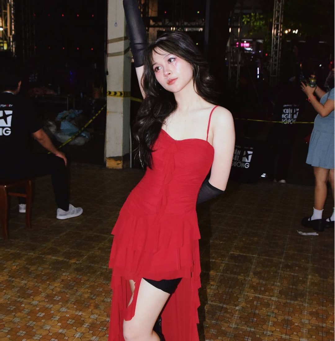 mlamsamandi's tweet photo. Tư Liệu Gia Hân 2007 bạch nguyệt quan trong mắt bạn học. nhưng không ai biết phía sau vẻ ngoàI ngây thơ ấy lại chứa một con quỹ thèm tinh đến rạo rực Chuyên tham gia các show của trường nhưng mục đích là để lọc ra những con cặc chất lượng để em hút tinh https://t.co/l60WXFKeNb