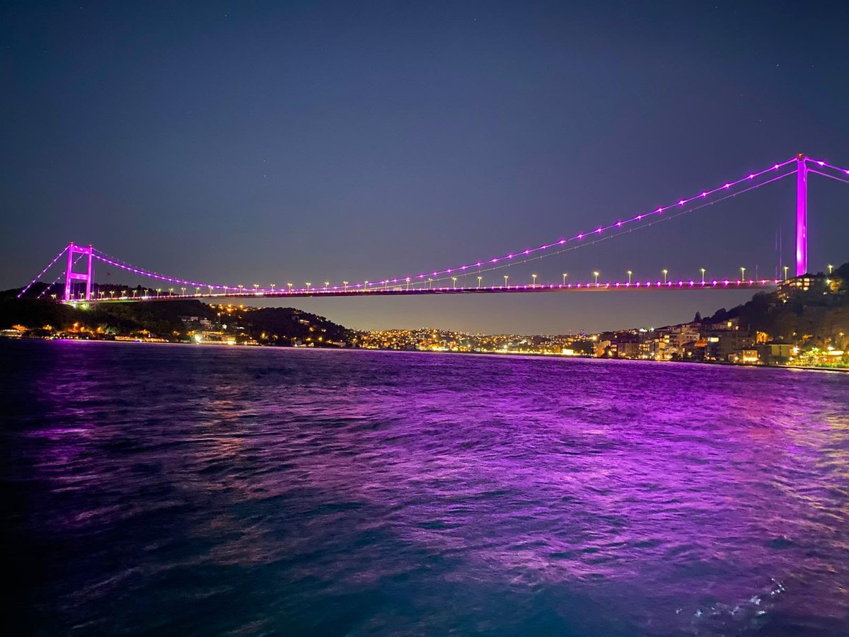 ismgovtr's tweet photo. İstanbul’un simge noktaları, kanserde erken teşhisin önemine dikkat çekmek için mora büründü. 💜

#HalkSağlığıHaftası kapsamında Fatih Sultan Mehmet Köprüsü mor renkle aydınlatıldı; Galata Kulesi’ne ise “Kanserde Erken Teşhis Hayat Kurtarır” mesajı yansıtıldı.

Taramalarınızı ertelemeyin, sağlığınızı ihmal etmeyin.

#KanserdeErkenTeşhisHayatKurtarır
#SağlığınBaşkentiŞifanınAdresiİstanbul