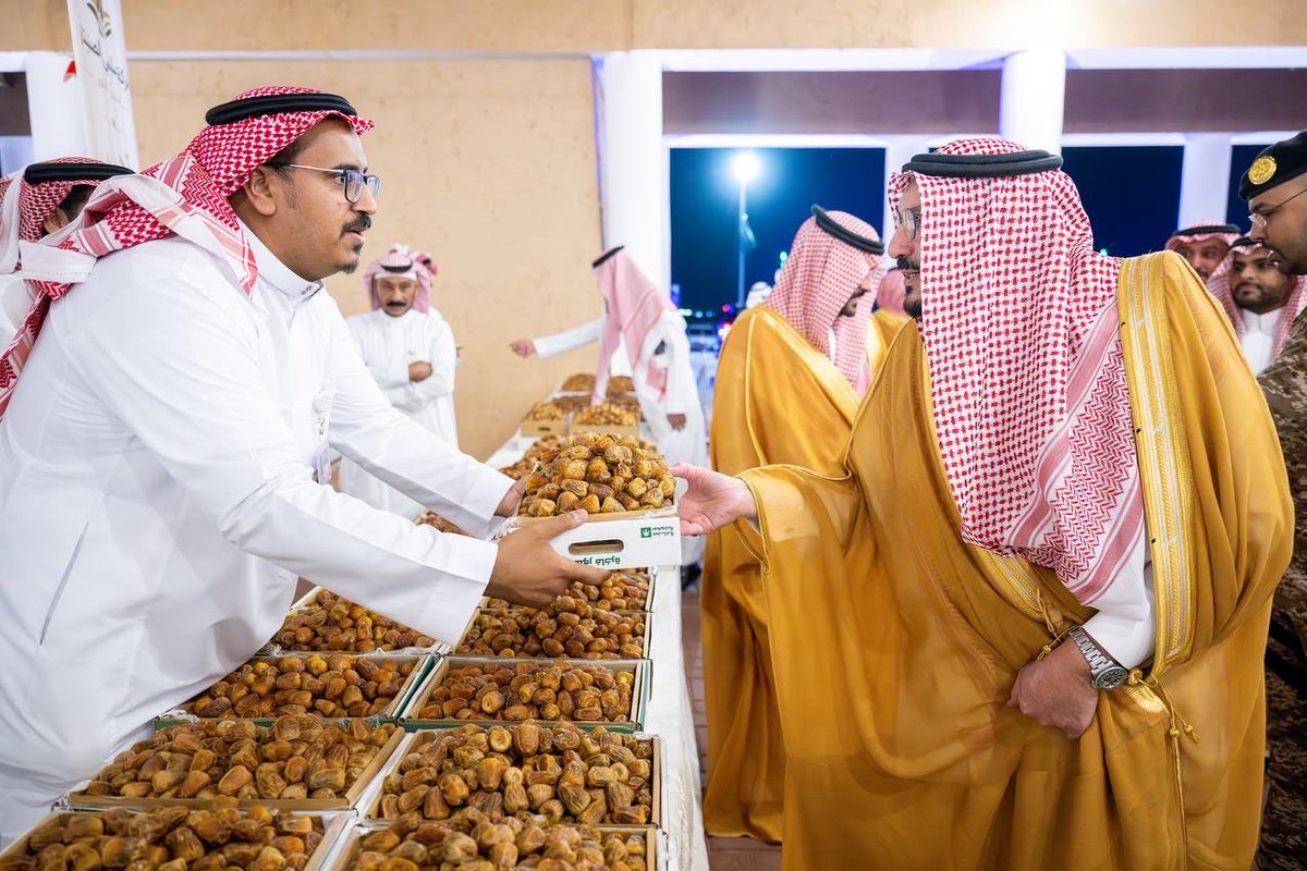 EmarahAlQassim's tweet photo. أكد سموه أهمية دور رجال الأعمال والقطاع الخاص والأوقاف في إقامة المشروعات النوعية التي تخدم المجتمع وتستثمر المقومات المحلية..

سمو #أمير_منطقة_القصيم يدشّن «جادة الخبراء» بدعم من أوقاف الشيخ محمد إبراهيم الخضير - رحمه الله -،ويطّلع على مهرجان تمور الخبراء ورياض الخبراء. https://t.co/0ydswldSlo
