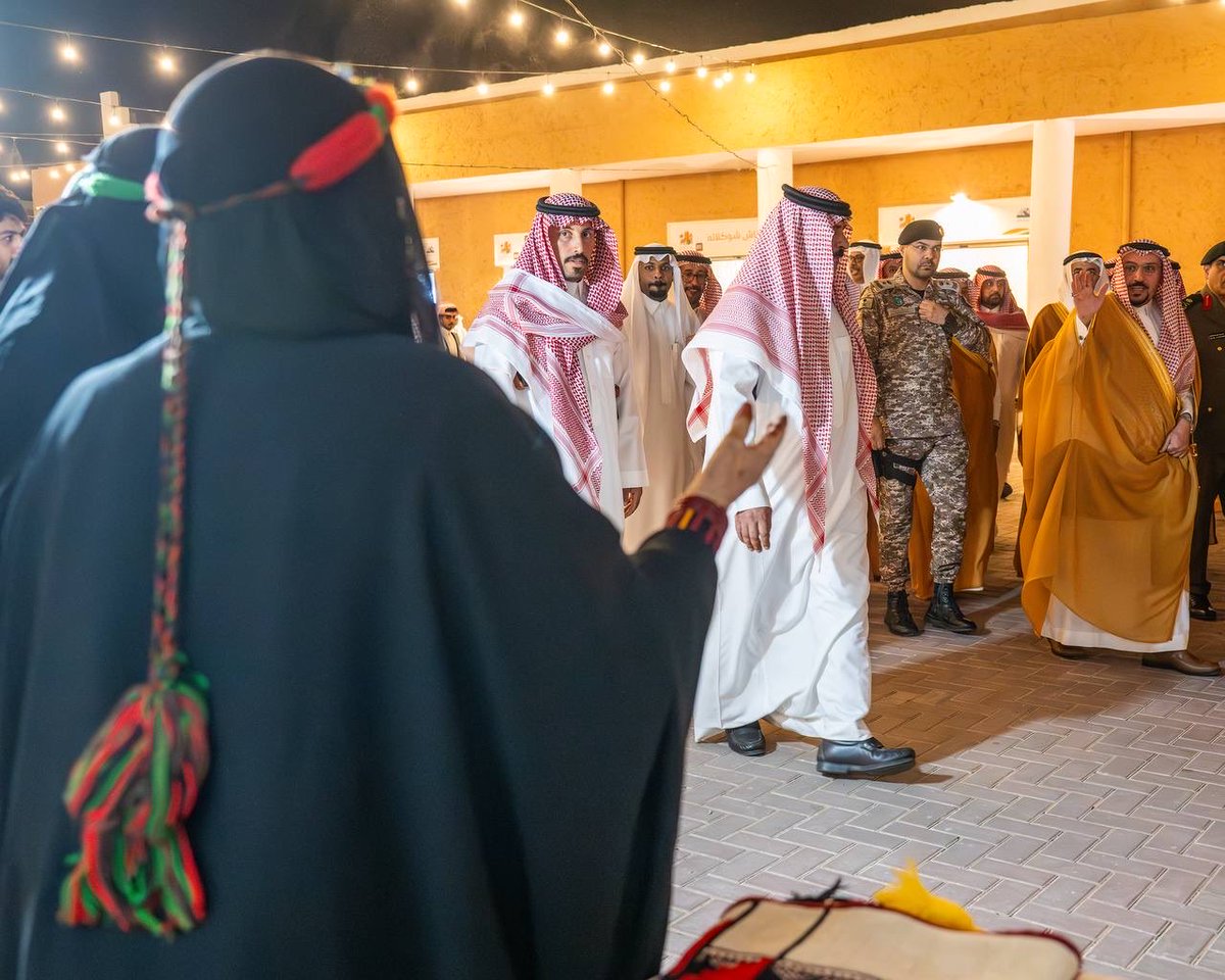 EmarahAlQassim's tweet photo. أكد سموه أهمية دور رجال الأعمال والقطاع الخاص والأوقاف في إقامة المشروعات النوعية التي تخدم المجتمع وتستثمر المقومات المحلية..

سمو #أمير_منطقة_القصيم يدشّن «جادة الخبراء» بدعم من أوقاف الشيخ محمد إبراهيم الخضير - رحمه الله -،ويطّلع على مهرجان تمور الخبراء ورياض الخبراء. https://t.co/0ydswldSlo