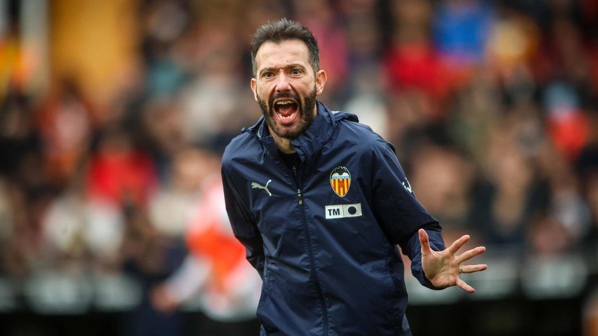 LaSevillafut's tweet photo. 🚨 ÚLTIMA HORA 

🟠 Informa @TribunaVCF que Carlos Corberán será destituido si pierde este viernes dando una mala imagen contra el Sevilla FC en el estadio Ramón Sánchez-Pizjuán. Ya se está buscando relevo. Además los valencianos vienen con 9 bajas. https://t.co/kn2FVnXIgf