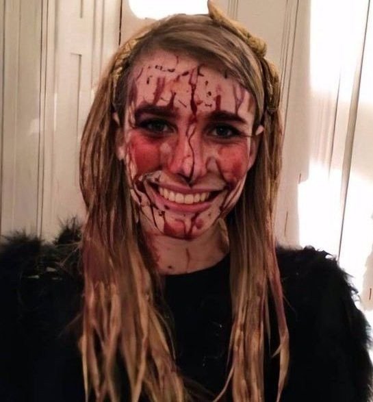 EVILSCRE4M's tweet photo. Emma Roberts behind the scenes of American Horror Story https://t.co/vuBFDIYdpT