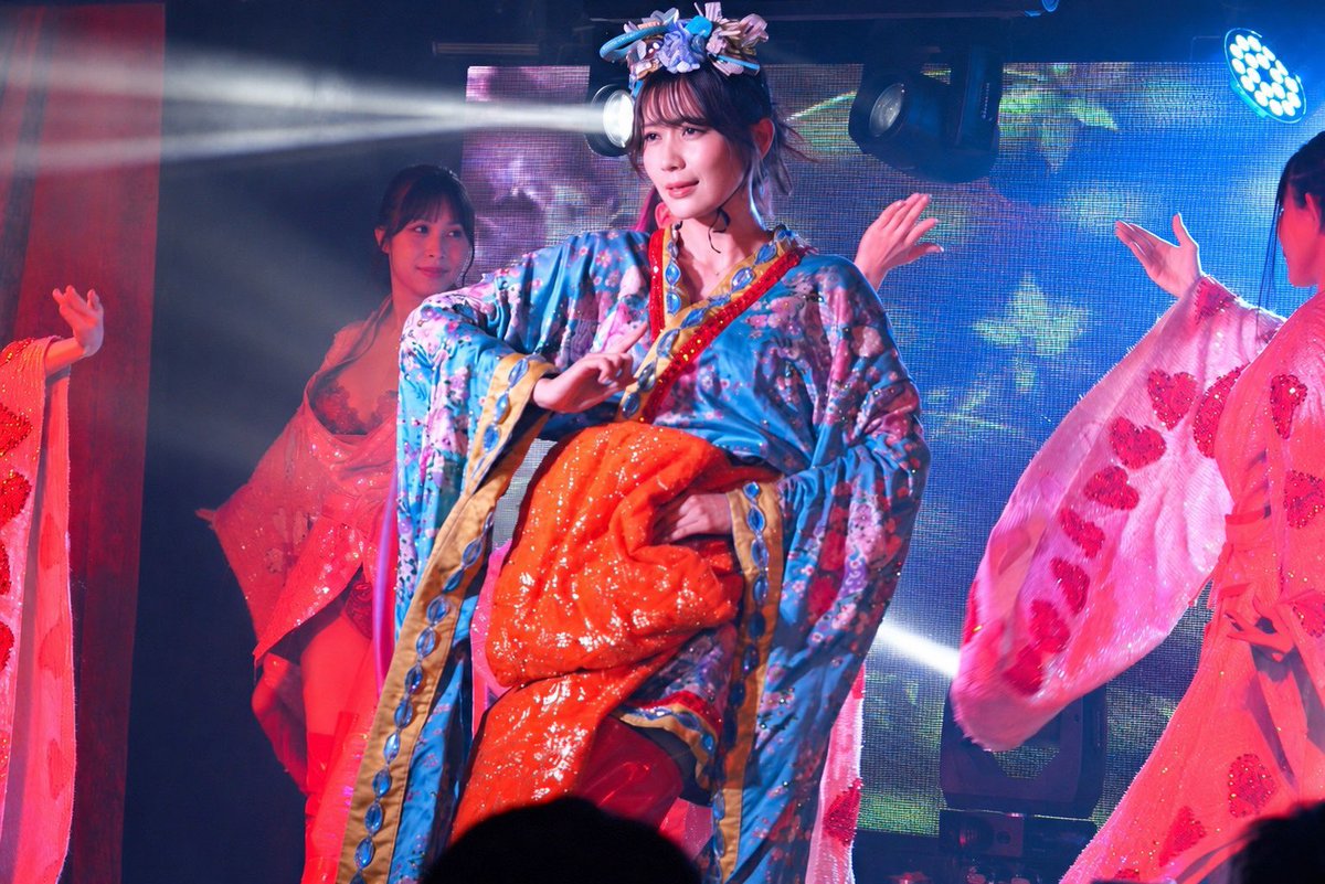 chiruchiru_y's tweet photo. 卒業イベント無事に終わりました🌸
来てくださった皆さん、
遠くから応援してくれた皆さん、
そして一緒にステージに立ってくれたみんな、本当にありがとうございました。

終わった今、気持ちがすごく満たされています。

いろんな人と出会って、
いろんな経験をさせてもらいました。

YAVAYで過ごせてよかった。
みんなに出会えてよかったです。
宝物のような時間でした。

バーレスクヤバイ　みちる

#バーレスクヤバイ