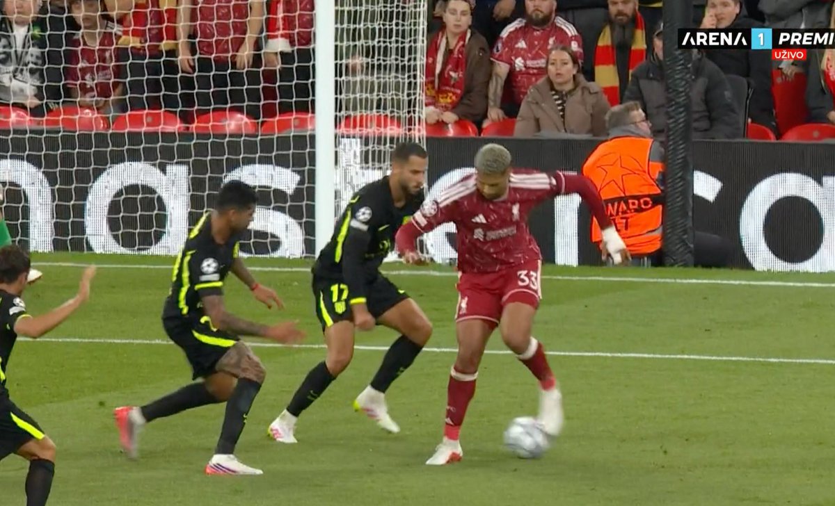 SamueILFC's tweet photo. Ronald Araujo, you are unbelievable. 😂 https://t.co/RXt6eCDbti