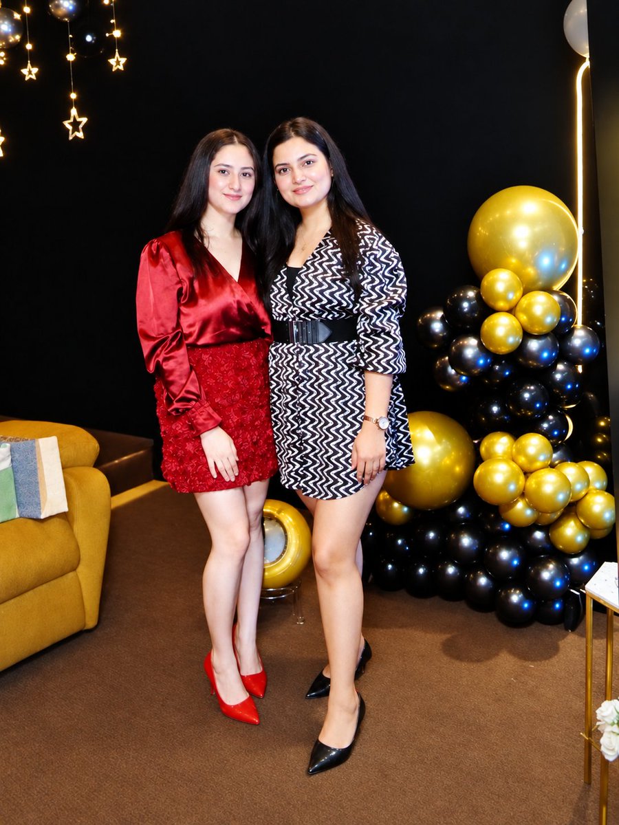 celeblife360's tweet photo. Double the glamour and gorgeous styles, serving pure elegance together ✨❤️🖤
#Chics #IndianBeauty https://t.co/XgIg8epBIq