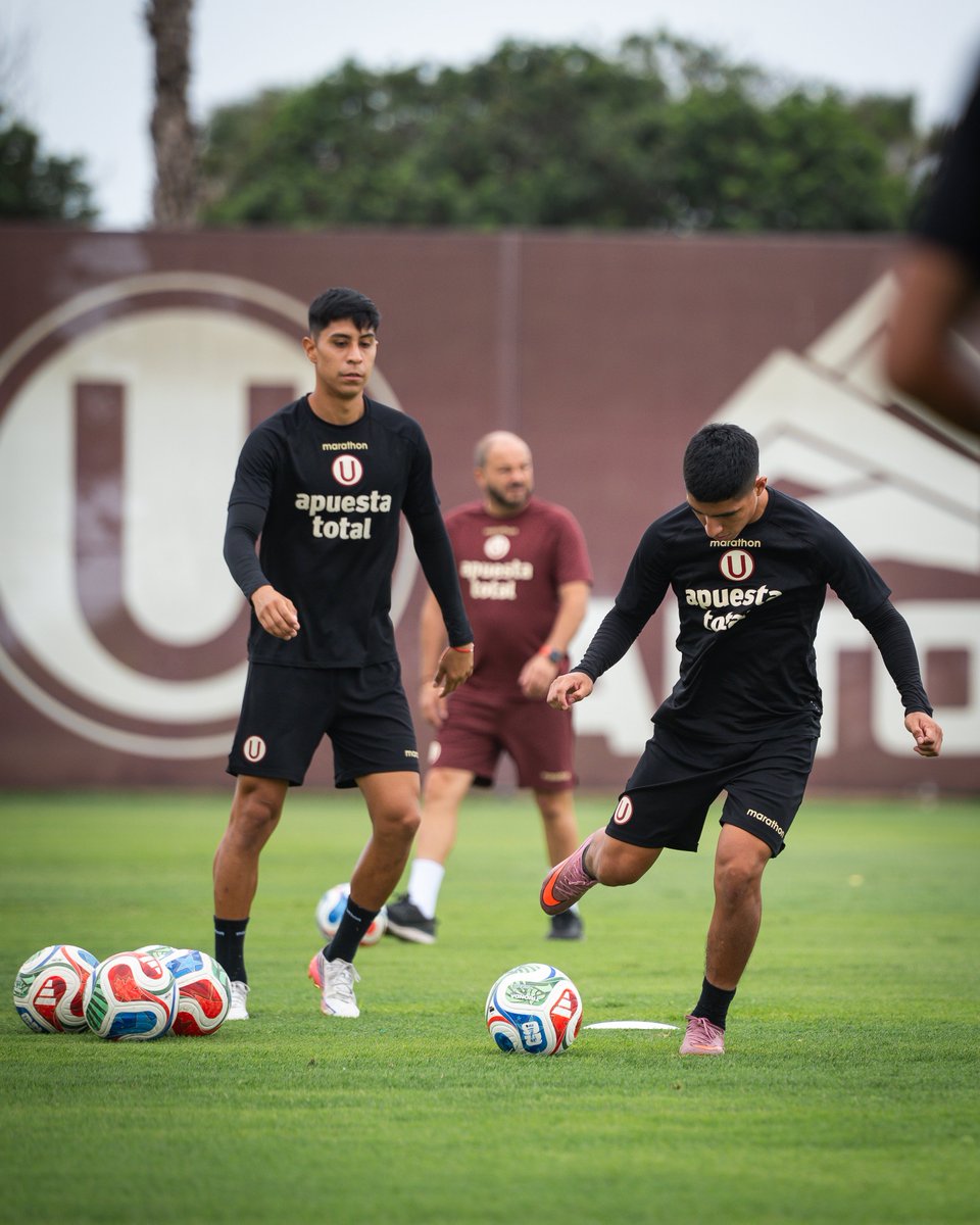 Universitario's tweet photo. 𝗘𝗡𝗧𝗥𝗘𝗚𝗔 𝗬 𝗖𝗢𝗡𝗩𝗜𝗖𝗖𝗜𝗢́𝗡 💪⚽

#ConLaUsiempre https://t.co/zBTjfyfalm