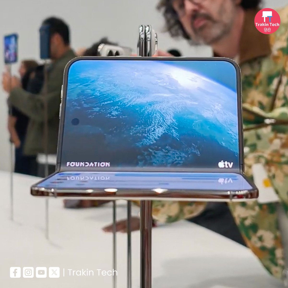 TrakinTech's tweet photo. Can you spot the crease on the #iPhoneDuo?👀

#AppleEvent https://t.co/ljN4Q4h7hJ