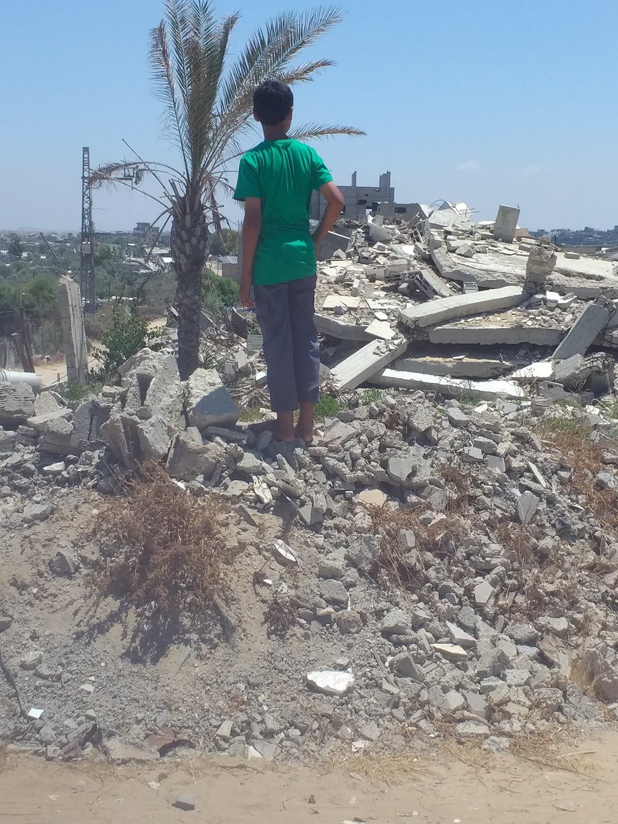 moh54163's tweet photo. حين تضيق بنا سُبُل العيش،
لا نبحث عن الرفاه
بل عن فسحةٍ تحفظ لنا شيئًا من الكرامة. 🖤
https://t.co/0dC3rlKoLO https://t.co/Ab35huBaAy