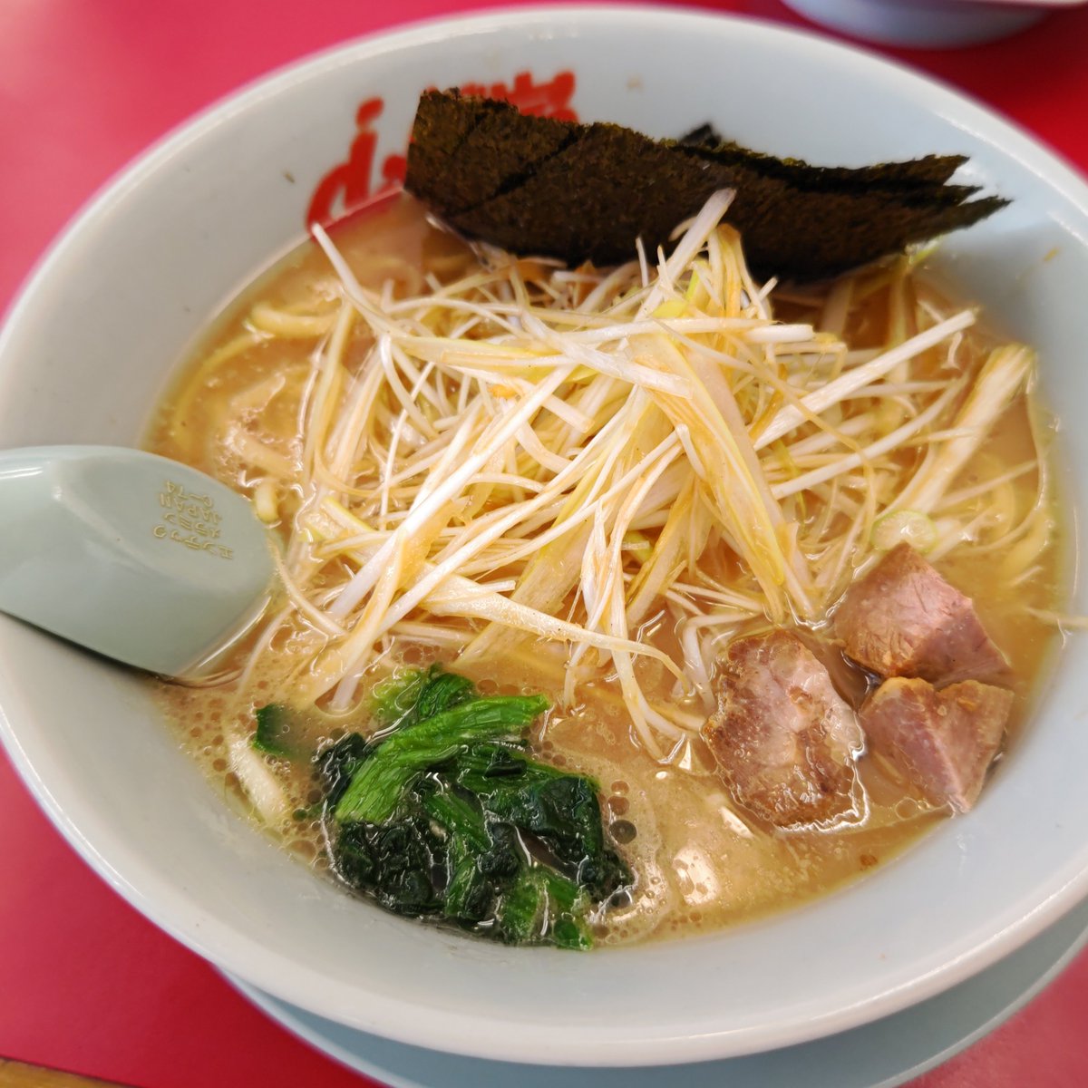 nog12451's tweet photo. 先日の ＃朝ラー は全国チェーン『＃ラーメン山岡家』さん
妻は一択
醤油ネギラーメン￥840
のり５枚￥150
をオーダー
お好みふトゥース！カス♪カス♪
い〜や、＃オードリー ＃春日俊彰 の代表ギャグ
＃東京ホテイソン
＃たけるのツッコミ
着丼キタァーッ!!
ずるぽ♪ずるぽ♪
アパー！
と彼女は言った https://t.co/cQGczEzuQz