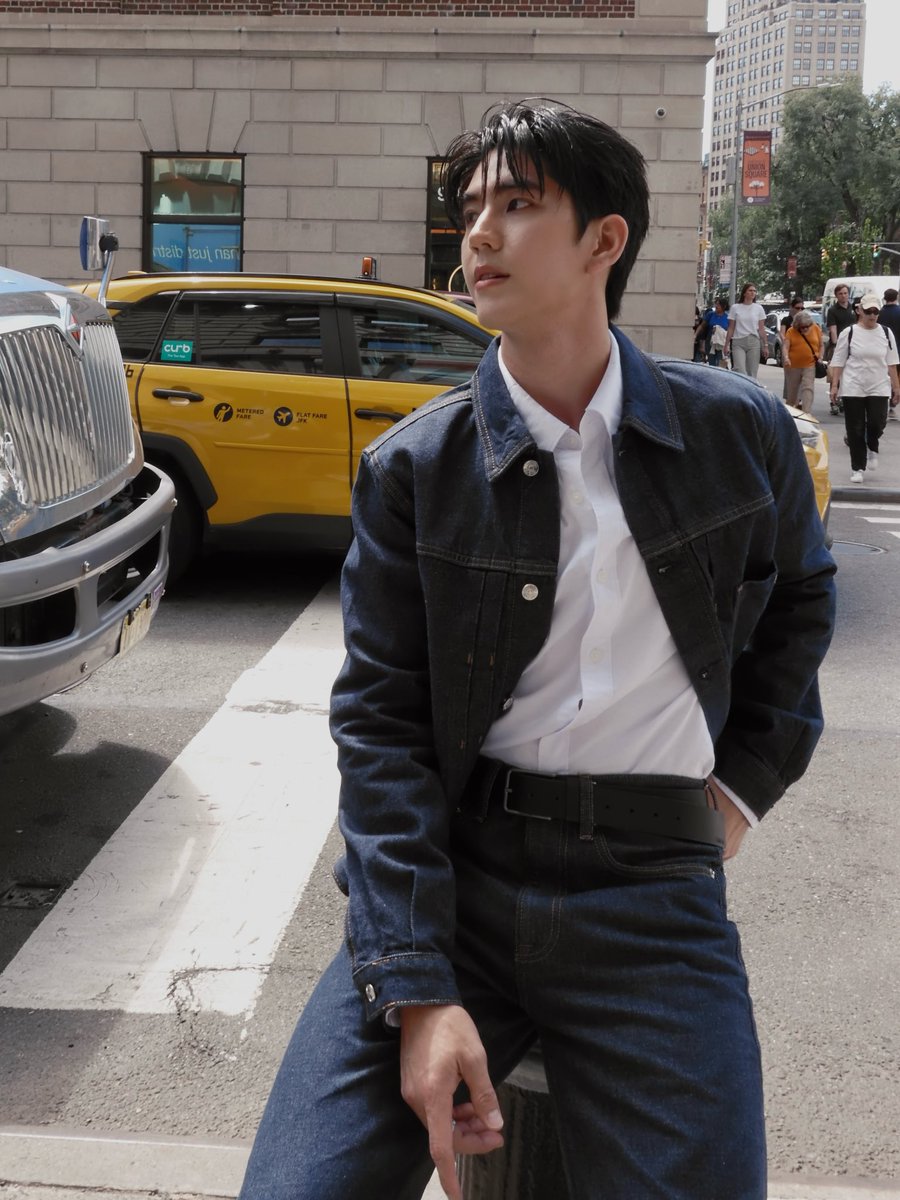 seatawinanfc's tweet photo. New York Boyy ! 

IG : https://t.co/ejL0dZczMw

#CALVINKLEINXSEA
#CALVINKLEIN @CalvinKlein 
#sea_tawinan @Sea_tawinan https://t.co/3UGzHSITQY