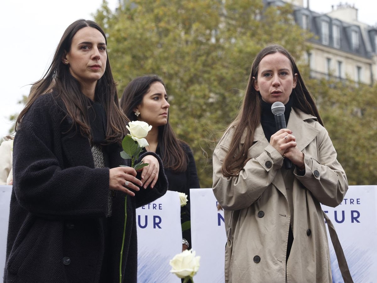 AlertesInfos's tweet photo. 🇫🇷 ALERTE - Alice Cordier, fondatrice du collectif féministe d’extrême droite Némésis, aurait assisté à une soirée où 5 à 6 hommes de l’ultradroite, dont certains tatoués de symboles nazis, regardaient des vidéos de leurs "chasses" aux homosexuels dans Paris, selon le témoignage d’une ancienne adhérente.

"Ils déshabillaient des gays pour frapper leurs parties intimes. Ils fracassaient les crânes de mecs sur le trottoir. Ils poursuivaient des homos dans les allées du Louvre", raconte-t-elle.

Des propos racistes et antisémites auraient également été tenus pendant la soirée, avant que plusieurs hommes n’entonnent des chants de Légion 88, groupe de rock néonazi. L’un d’eux aurait ensuite lancé "c’est l’heure, les gars", soit, selon le témoin, l’heure "d’aller fracasser du gay".

Alice Cordier dément avoir assisté à cette soirée et évoque une "fausse rumeur".

(Marianne)
