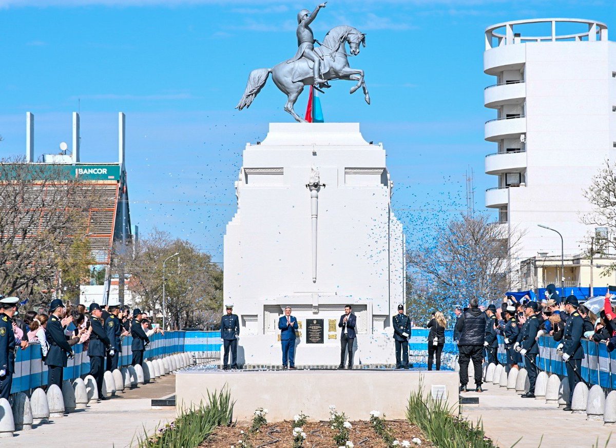 David_Consalvi's tweet photo. ❤️ ¡Feliz aniversario #RíoTercero! 113 años de historia, esfuerzo y una comunidad que mira siempre hacia adelante.

Disfrutamos del tradicional desfile cívico militar y compartimos este gran día junto al gobernador @MartinLlaryora, reafirmando un compromiso concreto: seguir llevando obras, oportunidades y respuestas a cada localidad de #TerceroArriba.

Celebrar nuestra historia también es seguir construyendo el futuro que nuestra región merece.