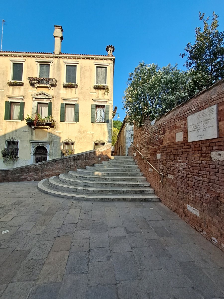 EnjoyRespectVe's tweet photo. Ci sono luoghi a #Venezia che sembrano comparire all’improvviso, tra una calle e l’acqua. 📍Tra la Basilica della Salute e la Collezione Peggy Guggenheim, Campiello #Barbaro si affaccia sul rio, regalando uno scorcio tutto veneziano. ✨ https://t.co/KcF9M1itiC