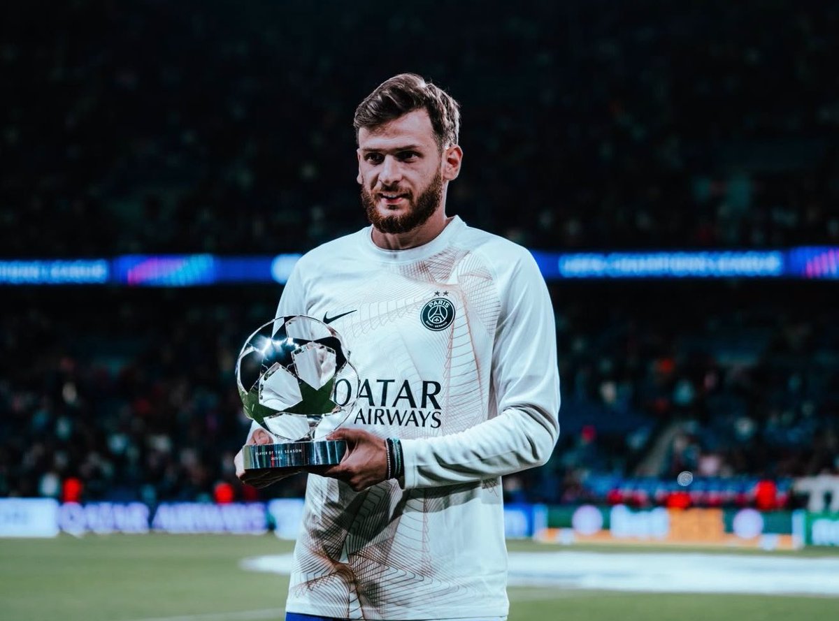 FabrizioRomano's tweet photo. 🔴🔵🇬🇪 Khvicha Kvaratskhelia with UCL Player of the Season Award from season 2025/26. https://t.co/nBsxf2d7Ld