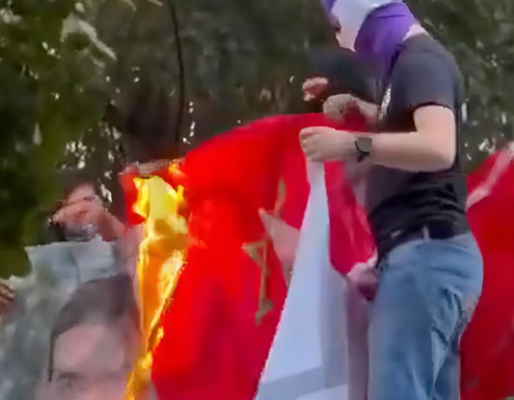 makemorocco's tweet photo. 🚨🚨💣SCANDALEUX🇲🇦🇪🇸

À Madrid, la persistance du racisme dans le football espagnol s'illustre tristement une nouvelle fois. 

En marge du match Real Madrid-Inter Milan, des membres du groupe radical "Ultras Sur" ont délibérément incendié un drapeau marocain aux abords du Santiago Bernabéu, marquant ainsi la deuxième attaque contre les symboles du Royaume en seulement six jours. 

Cet acte xénophobe, accompagné de chants islamophobes et antisémites ouvertement scandés par certains supporters, témoigne d'un mal profond qui continue de gangrener les stades du pays.